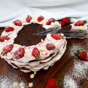 Palacinková torta s čokoládovými palacinkami a črveným ovocím