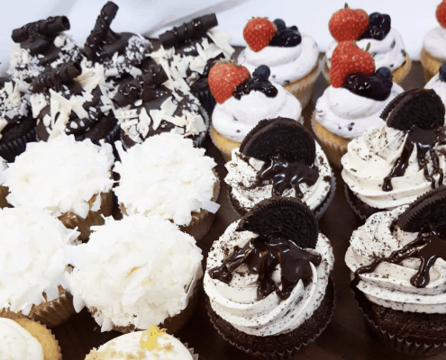Narodeninové cupcakes s jahodami, kokosom, čokoládou a ovocím