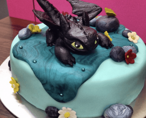 Detská torta s veľkým čiernym drakom