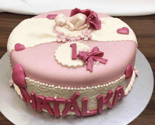 Ružová torta na prvé narodeniny dievčatka s bábätkom