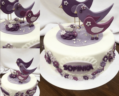 Bielo fialová detská torta s vtáčikmi a kvetinkami