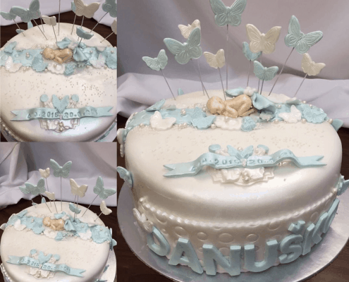 Perleťová modrá torta na krst s chlapcom a motýlikmi