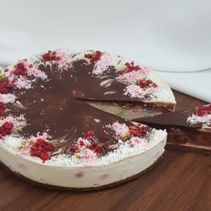 Raw malinovo cokoladova torta