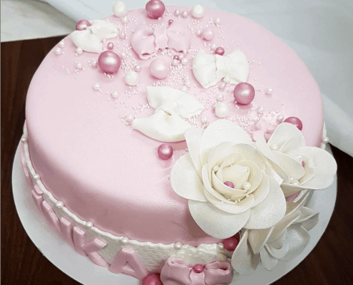 Narodeninová torta s bielou ružou a veľkými perlami