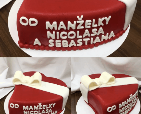 Narodeninová torta s veľkou mašľou a blahoželaním od manžela