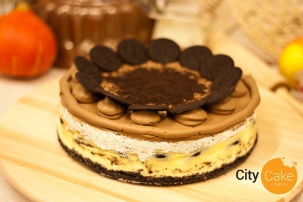 Oreo cheesecake s krémom z čokolády a šľahačkou