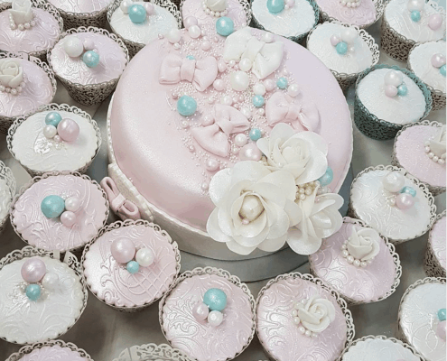 Svadobná torta v ružovej a tyrkysovej so svadobnými cupcakes