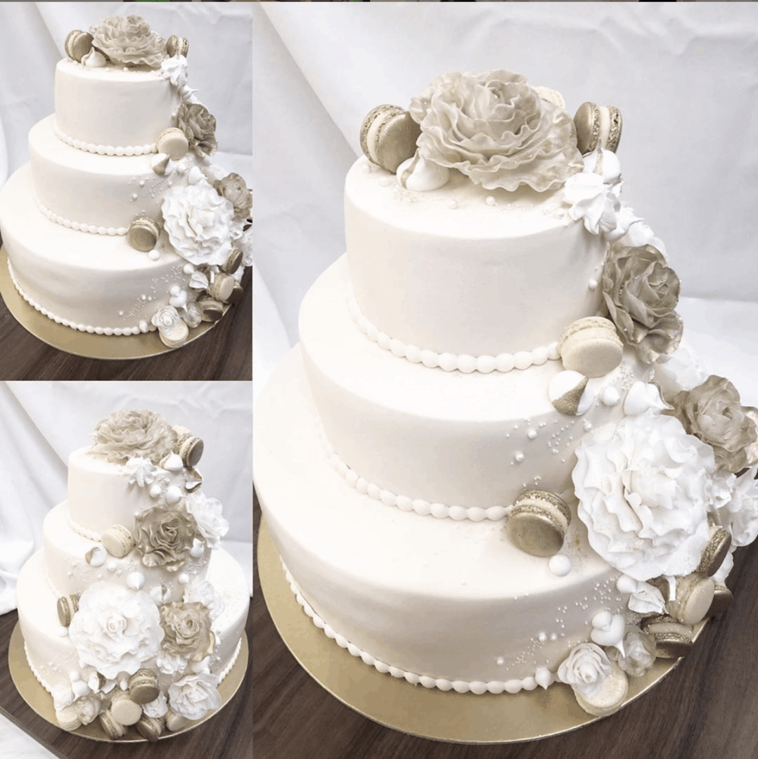 Svadobná torta so zlatými ružami a makarónkami