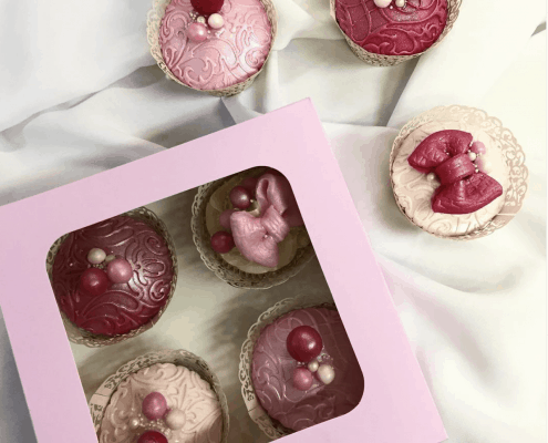 Svadobné cupcakes s ornamentom a mašľami a perlami