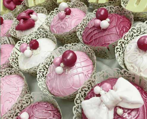 Svadobné cupcakes s ornamentom a veľkými perlami
