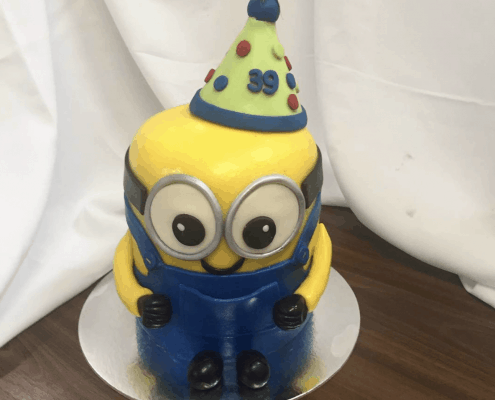 Detská torta v tvare mimoňa s párty čiapkou